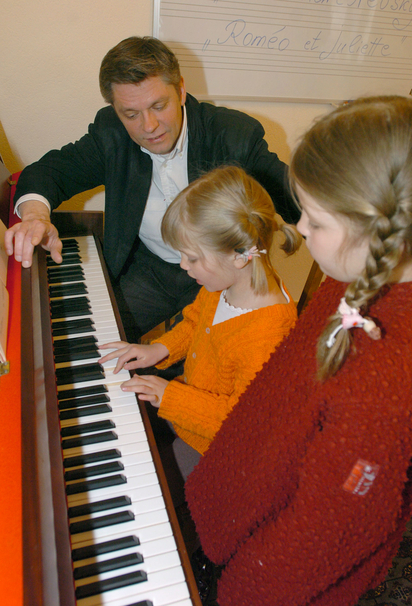 Lausanne .13.04.05. nouvelle école de musique à la rue des Alpes, avec Sergueï Tcherkassov, professeur. sur la photo Emilie et Louise au cours de piano.
©janine jousson